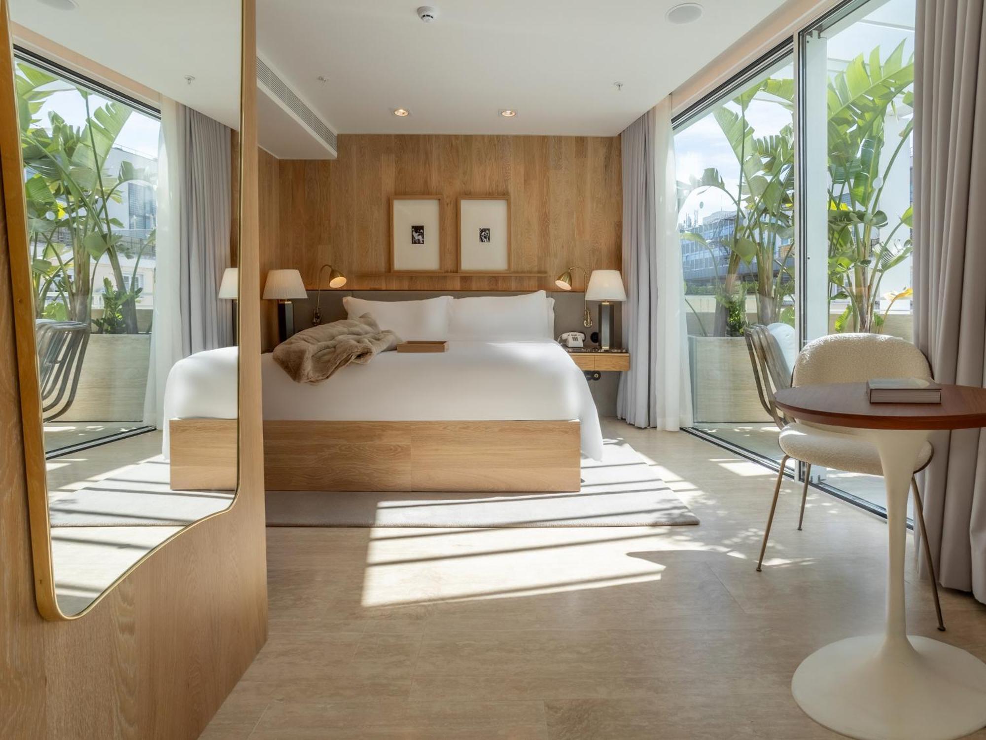 Contemporary Suite Balcony,1699427751:JPEG
